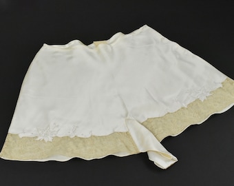 1920/30s Champagne Silk CharmeuseTap Pants with Tan Needle Lace ..... Unworn with Tag  / MINT Condition....... size Medium