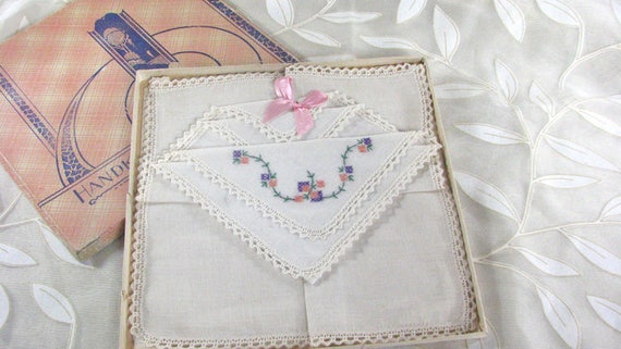 1920/30s Set of 2 Linen Handkerchiefs in Deco Box - image 1