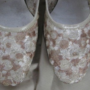 1960s Floral Net Summer Heels by Vitality  in Shades of Beige..........size 8 1/2
