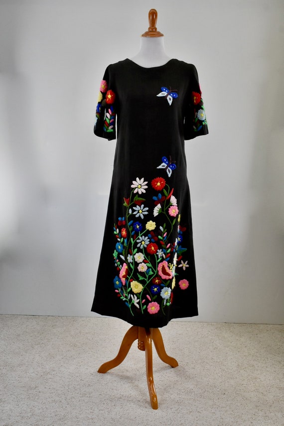 1960/70s Embroidered , Hand Tailored Black Linen D