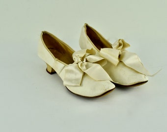 Chaussures de mariage antiques pour enfants blancs des années 1800 avec de grands nœuds en satin ..... Pour l’affichage , Collection