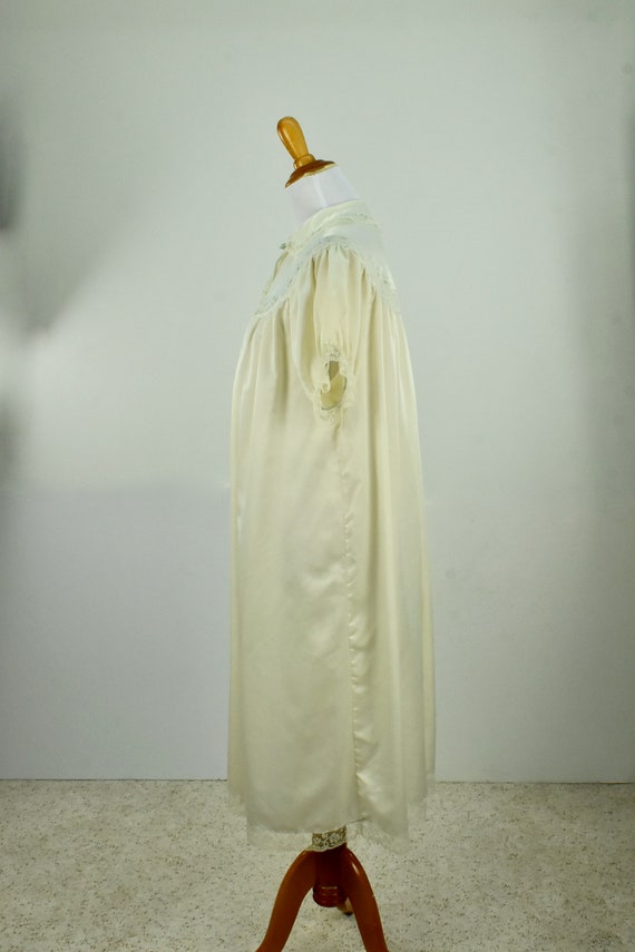 1950s Ivory  Silk Satin Robe with Lace & Blue App… - image 7