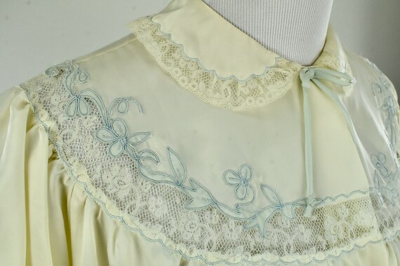 1950s Ivory  Silk Satin Robe with Lace & Blue App… - image 3