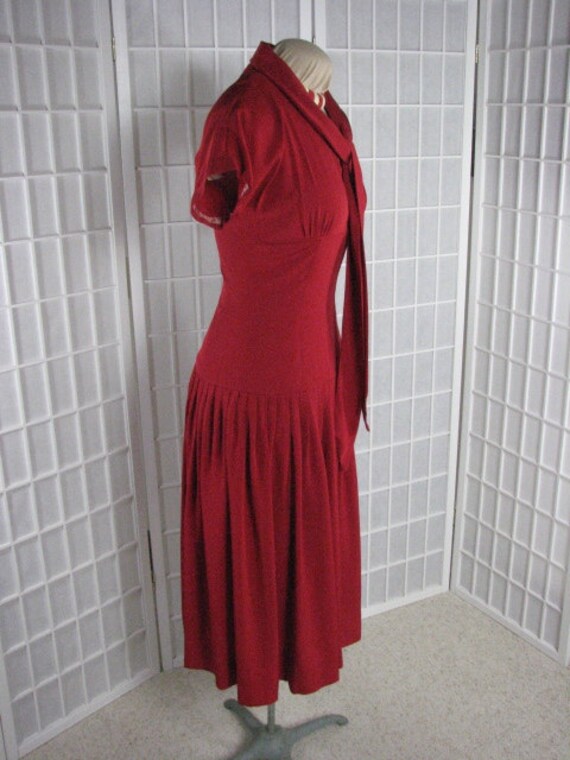 1940/50s Rayon Knit Red Dress with Lovely Seam De… - image 3