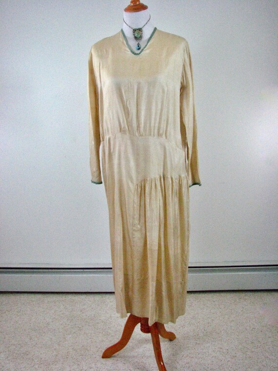 1920s  Silky Rayon Shift Dress in a Versatile Cha… - image 2