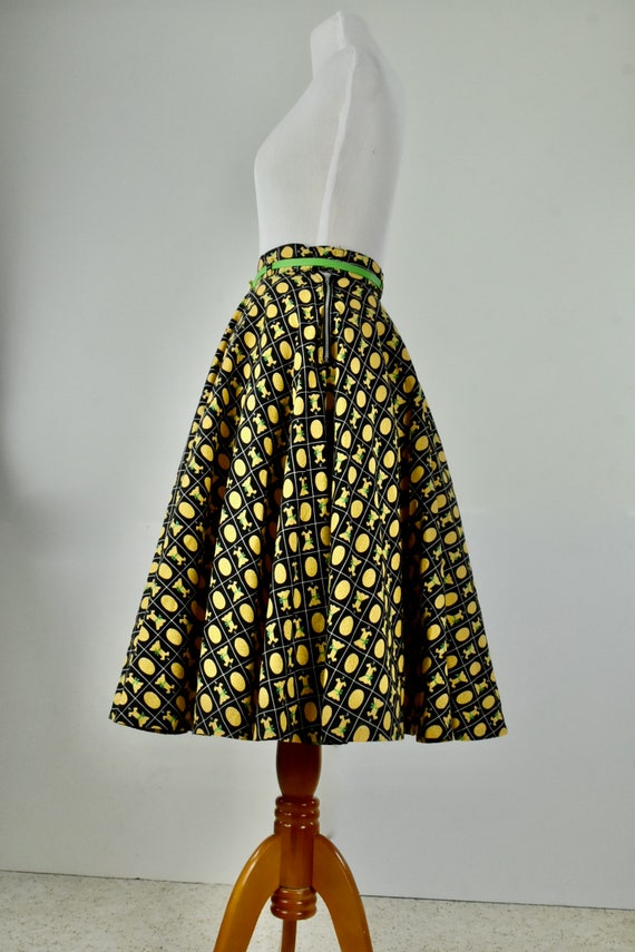 1950s Black and Yellow Novelty Print Skirt with D… - image 3