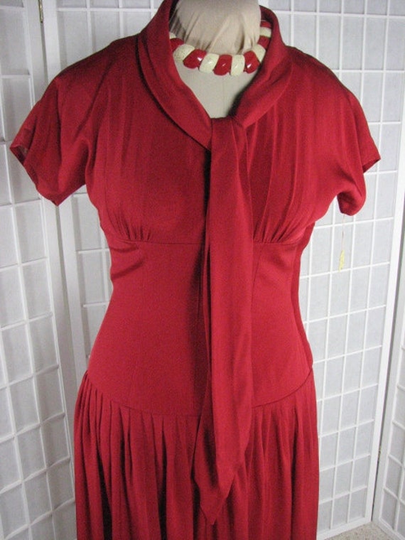 1940/50s Rayon Knit Red Dress with Lovely Seam De… - image 2