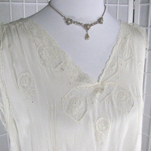 1920s Ivory Silk Nightgown with Lace .....       Lovely Seam and Cut Work ..........        size Medium