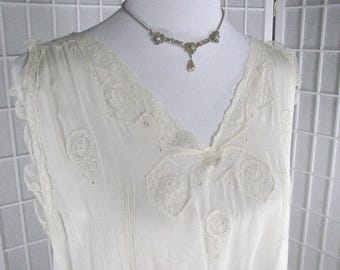 1920s Ivory Silk Nightgown with Lace .....       Lovely Seam and Cut Work ..........        size Medium