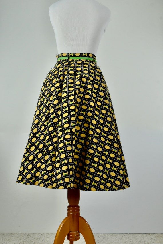 1950s Black and Yellow Novelty Print Skirt with D… - image 4