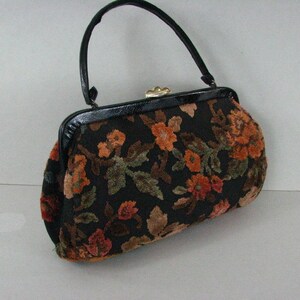 Bolso JR de tela negra de los años 50/60 con flores otoñales de chenilla