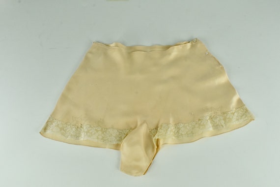 1920/30s Peach Silk Charmeuse Tap Pants with Lace… - image 1