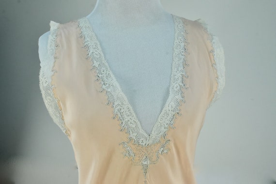 1920/30s Peach Silk & Lace Bias Cut Nightgown,,,,… - image 3