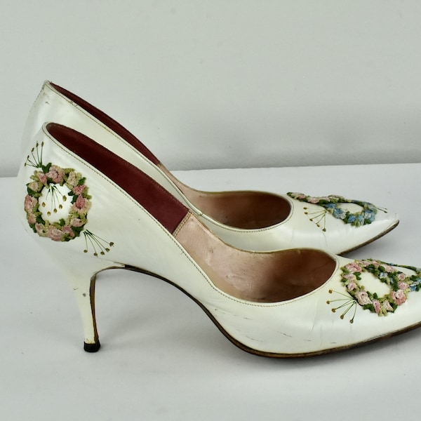 1950/60s FASHIONATION  White Leather Stilettos with Appliquéd Flowers& Hand Painting .... size 7 N