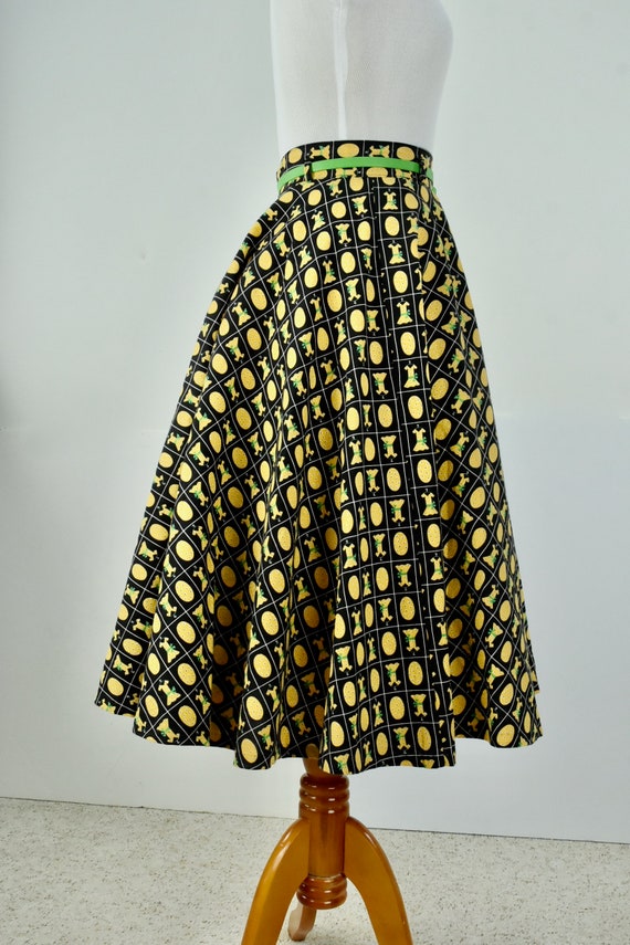 1950s Black and Yellow Novelty Print Skirt with D… - image 5