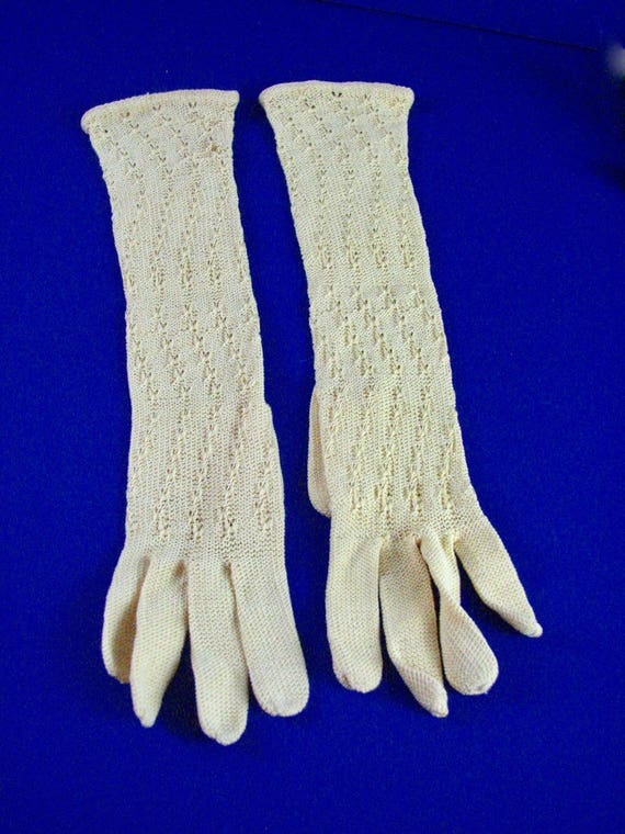 1930s Canary Yellow KNIT  Mid Length Gloves....si… - image 3