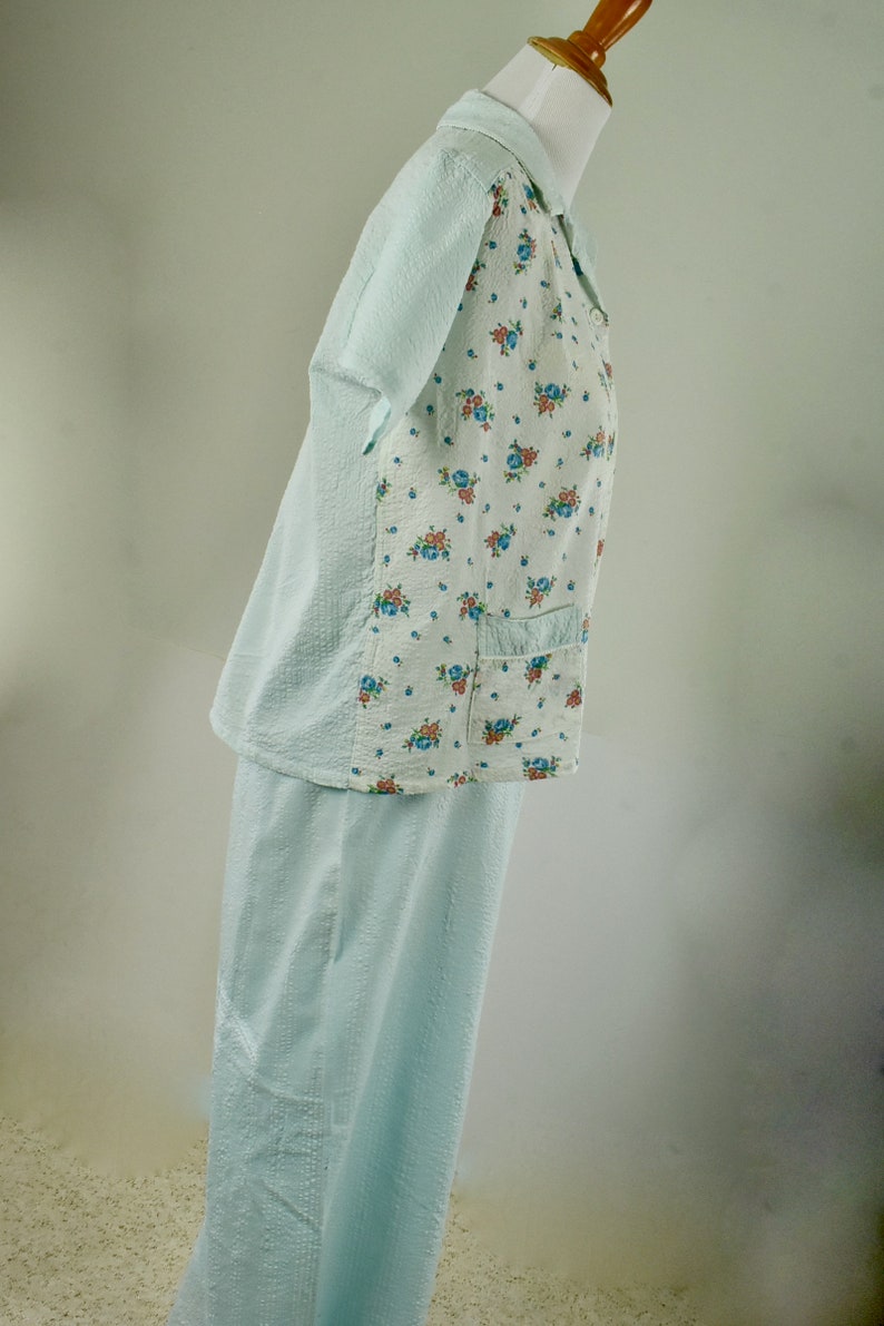1950s Seersucker Pajamas with Blue /& Pink Flowers... New Old Stock........size 36 LARGE