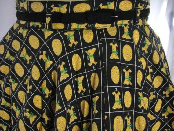 1950s Black and Yellow Novelty Print Skirt with D… - image 7