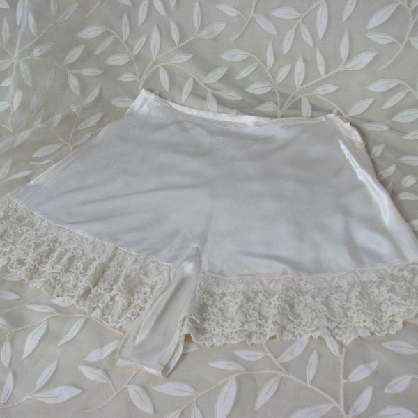 1920/30s Ivory Satin Tap Pants with Lace Trim ......size Medium