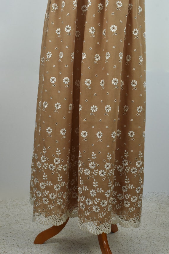 1970s RONA Prairie EMBROIDERED /  Eyelet Muslin D… - image 4