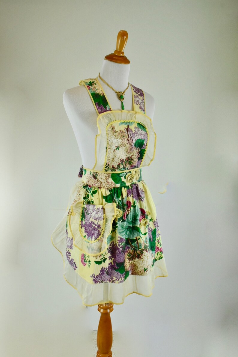 Vintage Floral Hostess Apron.......size Small to Medium