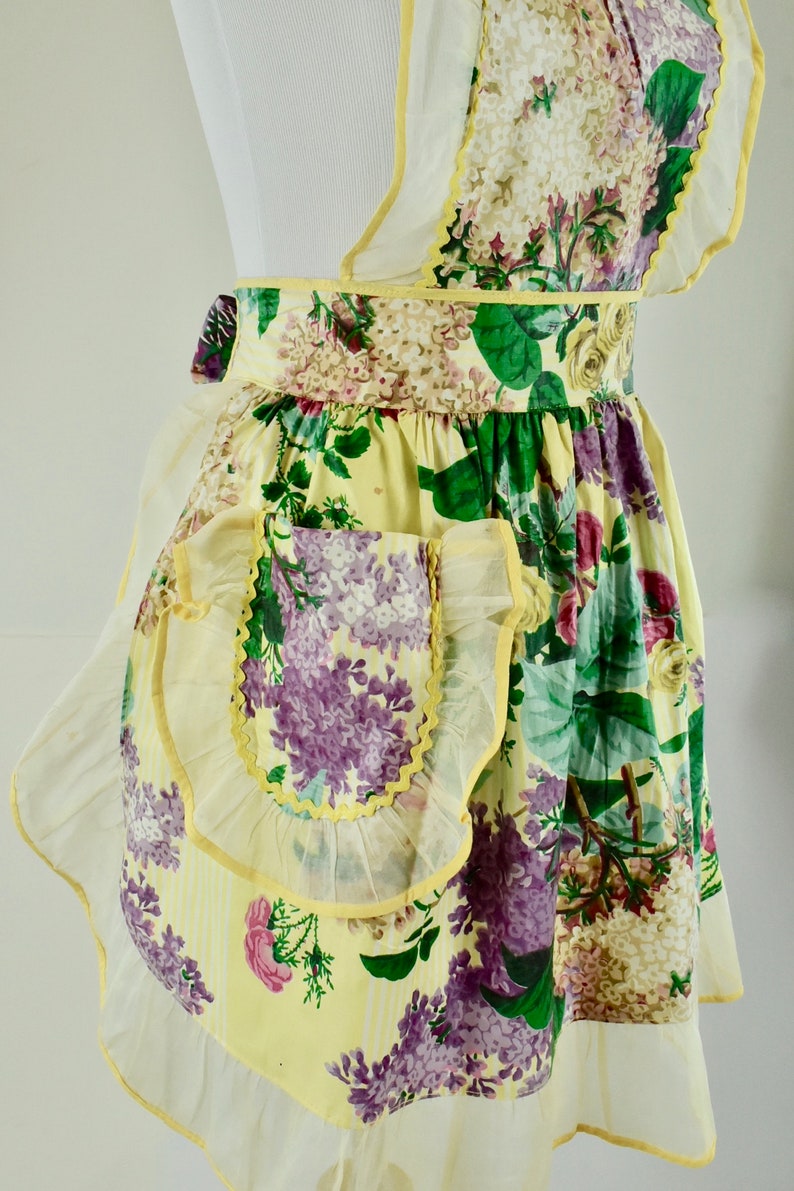 Vintage Floral Hostess Apron.......size Small to Medium