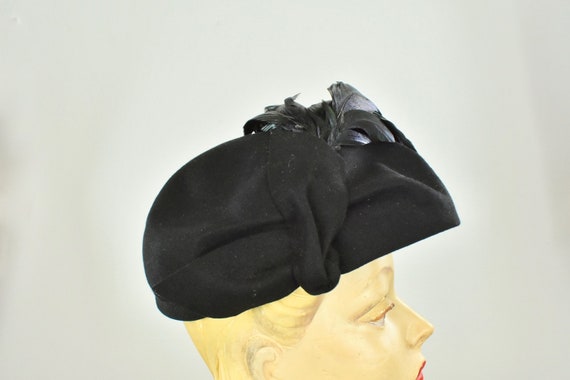 1930s SCULPTED  Black Felt Hat with Iridescent Fe… - image 4