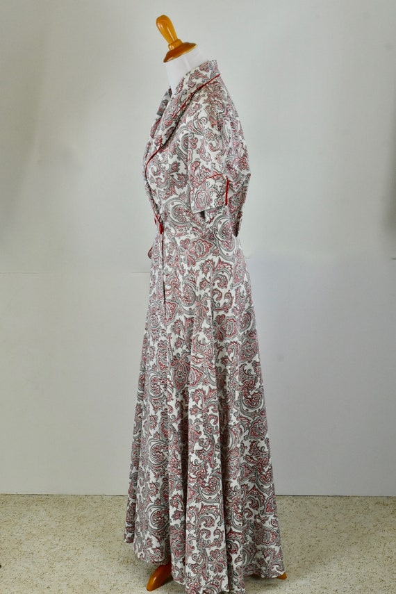 1940/50s Red PAISLEY Print Rayon  LOUNGING Gown..… - image 7