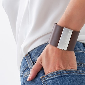 Damen Armband, Ledermanschette, Braune Ledermanschette, Damen Manschette, Breite Ledermanschette, &quot;&quot;Nikol&quot;&quot; Nach Maß