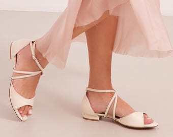 Zapatos planos de piel color marfil, sandalias planas de boda con tira en el tobillo, "Vereniki", hechos a medida.