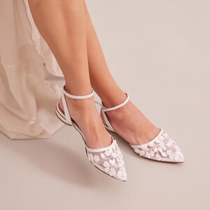 Kanten bruiloftsflats, platte bruidsschoenen, geborduurde flats, gebroken witte flats, puntige bruidsflats, witte kanten platte schoenen, &#39;Erietta&#39; op maat gemaakt