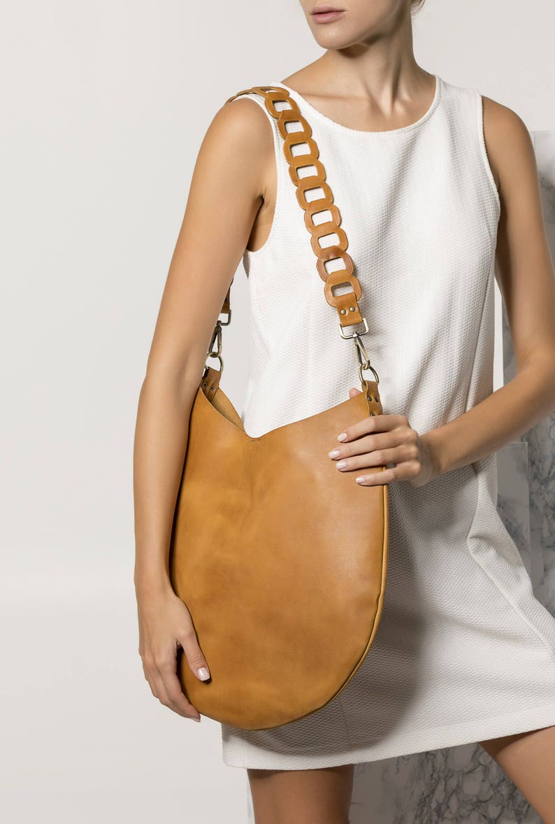 Shoulder leather bag for women in camel color