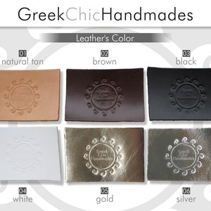 Puede incluir: Seis muestras de cuero que muestran diferentes colores: marr&oacute;n natural, marr&oacute;n, negro, blanco, dorado y plateado. Cada muestra tiene un logotipo circular en relieve que dice "Greek Chic Handmades".
