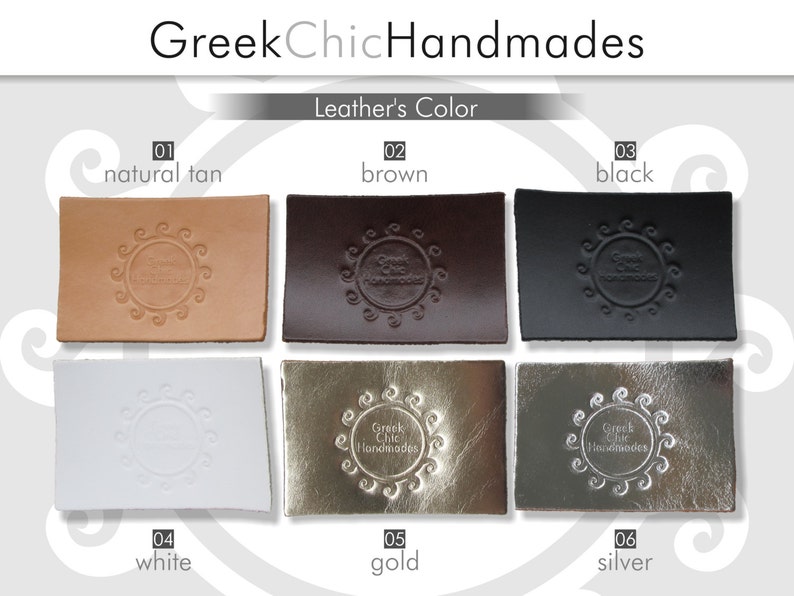 Puede incluir: Seis muestras de cuero que muestran diferentes colores: marr&oacute;n natural, marr&oacute;n, negro, blanco, dorado y plateado. Cada muestra tiene un logotipo circular en relieve que dice "Greek Chic Handmades".