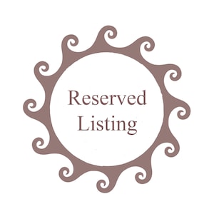 Pode incluir: Um gráfico circular com uma borda de cor malva apresentando padrões estilizados de ondas giratórias ao redor da borda. O centro do círculo é branco e contém o texto Reserved Listing em uma fonte serifada de cor malva escura.