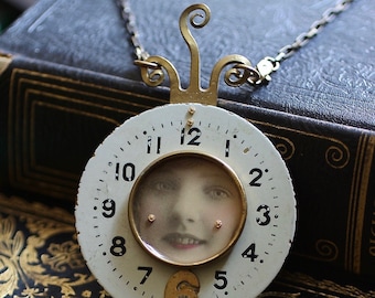 Handgjort halsband med altered art, steampunk-smycken med hittade föremål, smycken med blandteknik, återanvända silversmycken, bärbar konst