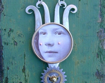 Handgjort halsband med altered art, steampunk-smycken med hittade föremål, smycken med blandteknik, återanvända silversmycken, återvunnen bärbar konst