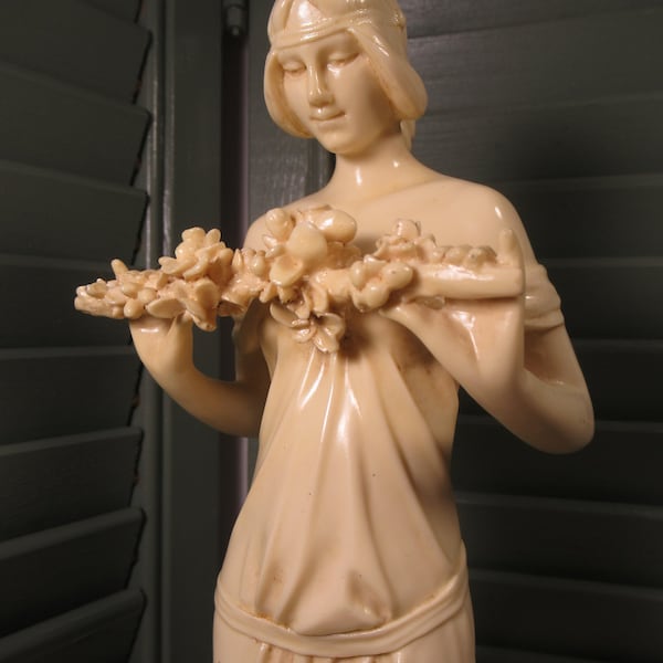 Figurine Olivier Tupton Statue féminine en résine Décoration