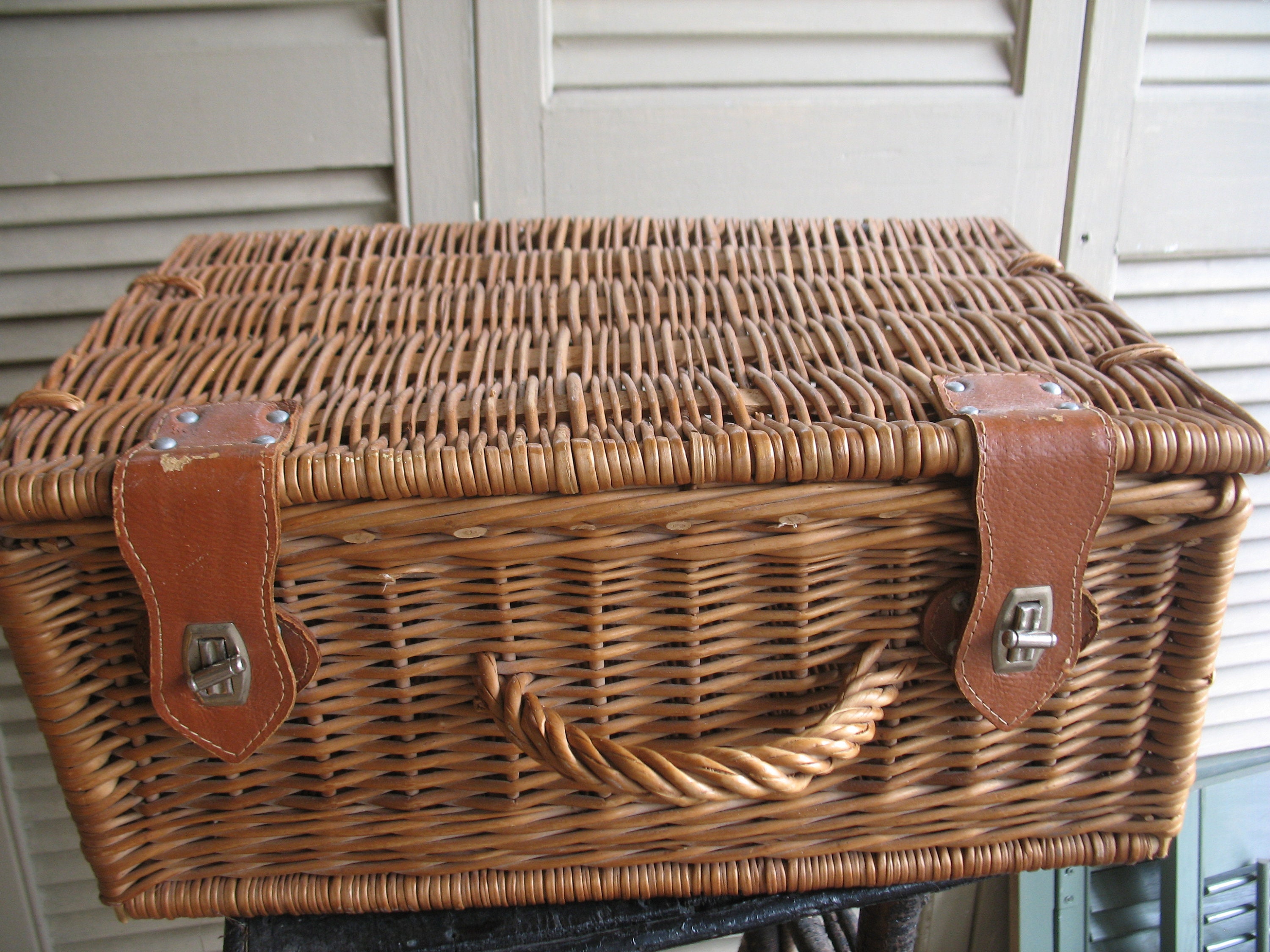 Vintage blue straw rattan basket with lid, Handwoven wicker straw box