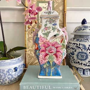 Tobacco Leaf Mottahedeh, Vintage Foo Dogs, Chinese Jar, Grandmillennial, Chinoiserie Decor, Vintage Vases, Granny Chic Decor, Foo Dogs