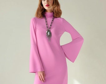 Vestido mini recto con cuello alto, mangas acampanadas y estilo disco, color rosa, estilo años 70