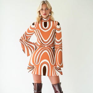 Groovy 70-tals klädstil, 70-talsklänning, 70-tals psykedelisk orange klänning med klockärm, discoklänning | Retro chiffongklänning med polotröja