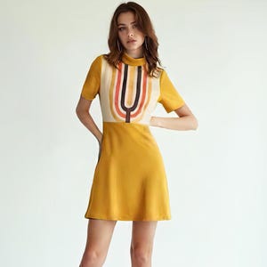 Mod 60s Dress Style, Vintage inspiriertes Senf Gelbes Aline Kleid, Rollkragen outfit