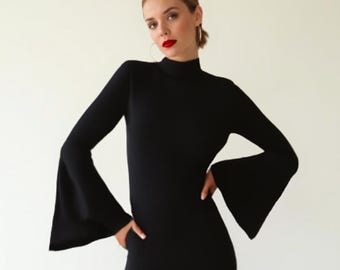 Vestido mini negro recto con cuello alto y mangas acampanadas estilo años 70