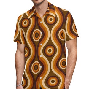 Pu&ograve; includere: Una camicia a maniche corte con bottoni e un motivo retr&ograve; di linee ondulate e cerchi marroni, arancioni e crema.