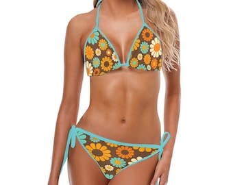 Könnte beinhalten: Ein türkisfarbener und brauner Bikini mit Blumenmuster. Das Bikinioberteil ist im Dreieckstil gehalten und das Unterteil im Binde-Stil.