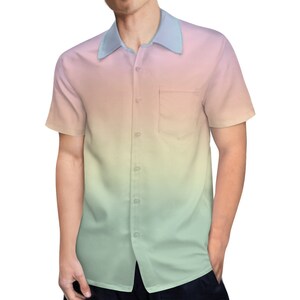 Puede incluir: Una camisa de manga corta con botones y un dise&ntilde;o degradado en tonos de rosa, amarillo y verde.