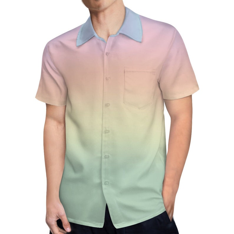 Puede incluir: Una camisa de manga corta con botones y un dise&ntilde;o degradado en tonos de rosa, amarillo y verde.