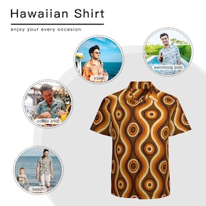 Pu&ograve; includere: Una camicia a maniche corte con un motivo marrone, arancione e bianco. La camicia ha un design retr&ograve;, in stile anni '70. La camicia &egrave; mostrata su uno sfondo bianco con immagini di persone che indossano la camicia in diverse ambientazioni, tra cui un bar, una spiaggia, una piscina e durante i viaggi.