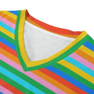 Öko-T-Shirt, Bio-T-Shirt für Männer, Regenbogen-Streifen-Shirt, V-Ausschnitt-T-Shirt, LGBTQ Pride Top, Nachhaltige Mode, Öko-Top Bild 5